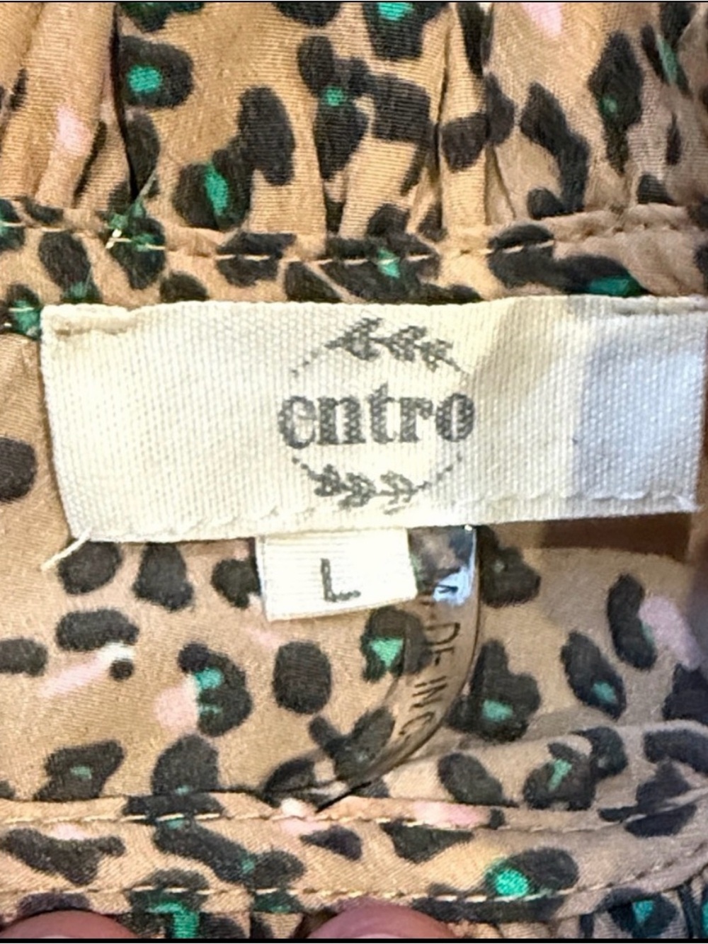 entro Beige and Green Animal Print Pintuck Mock Neck Blouse Size Large - Picture 2 of 7